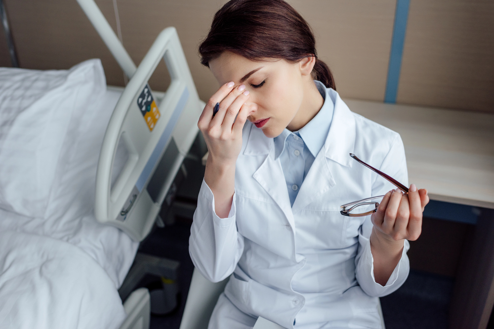 Schichtdienst, Bereitschaft, schwierige Diagnosen: Bei Ärzten kommt es schnell zum Burnout.