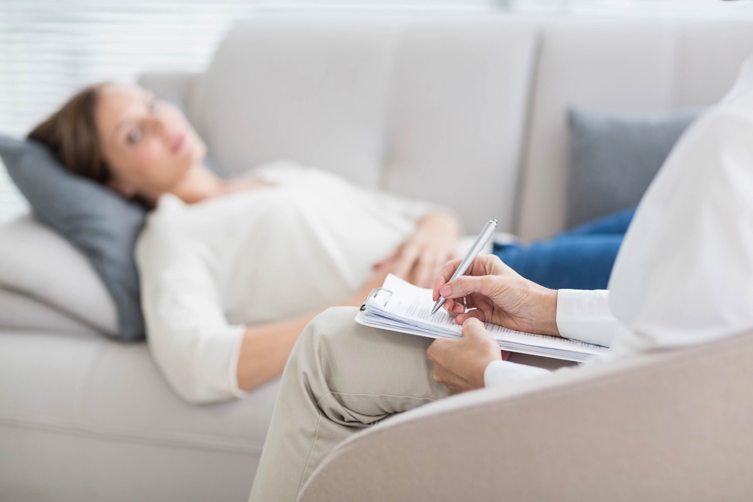 Therapeutin macht Notizen während eines Gesprächs mit einer Patientin